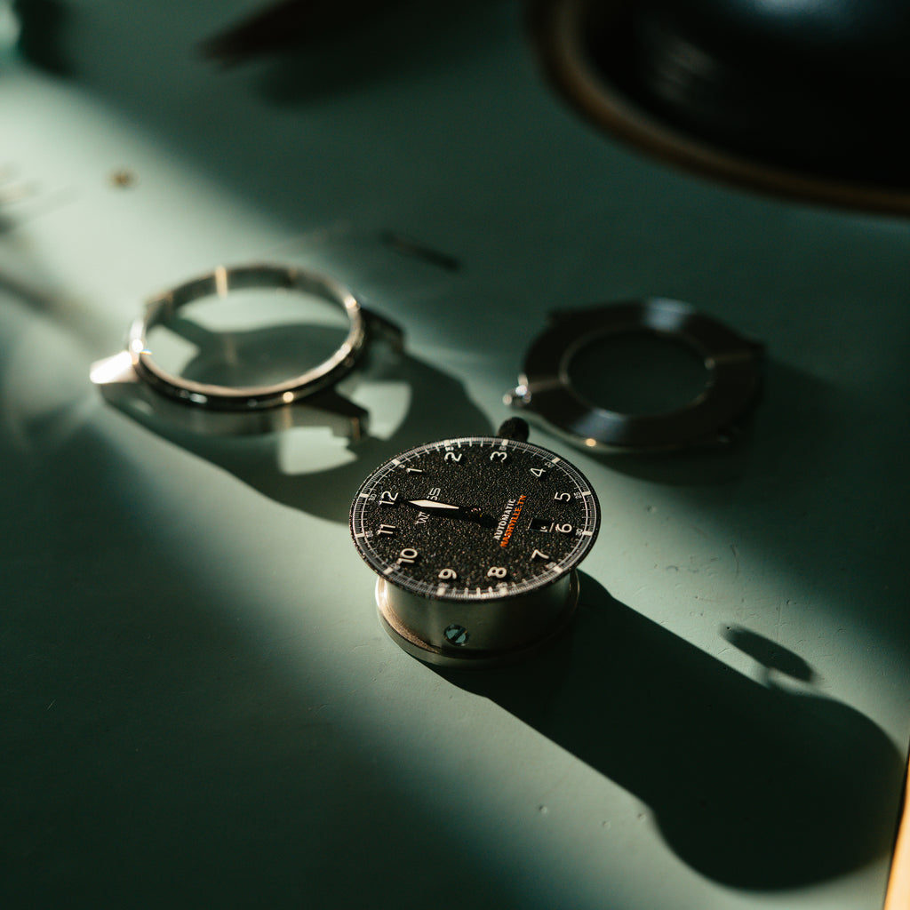 *Édition limitée* Montre de terrain automatique standard en titane 38 mm avec date : cadran noir texturé