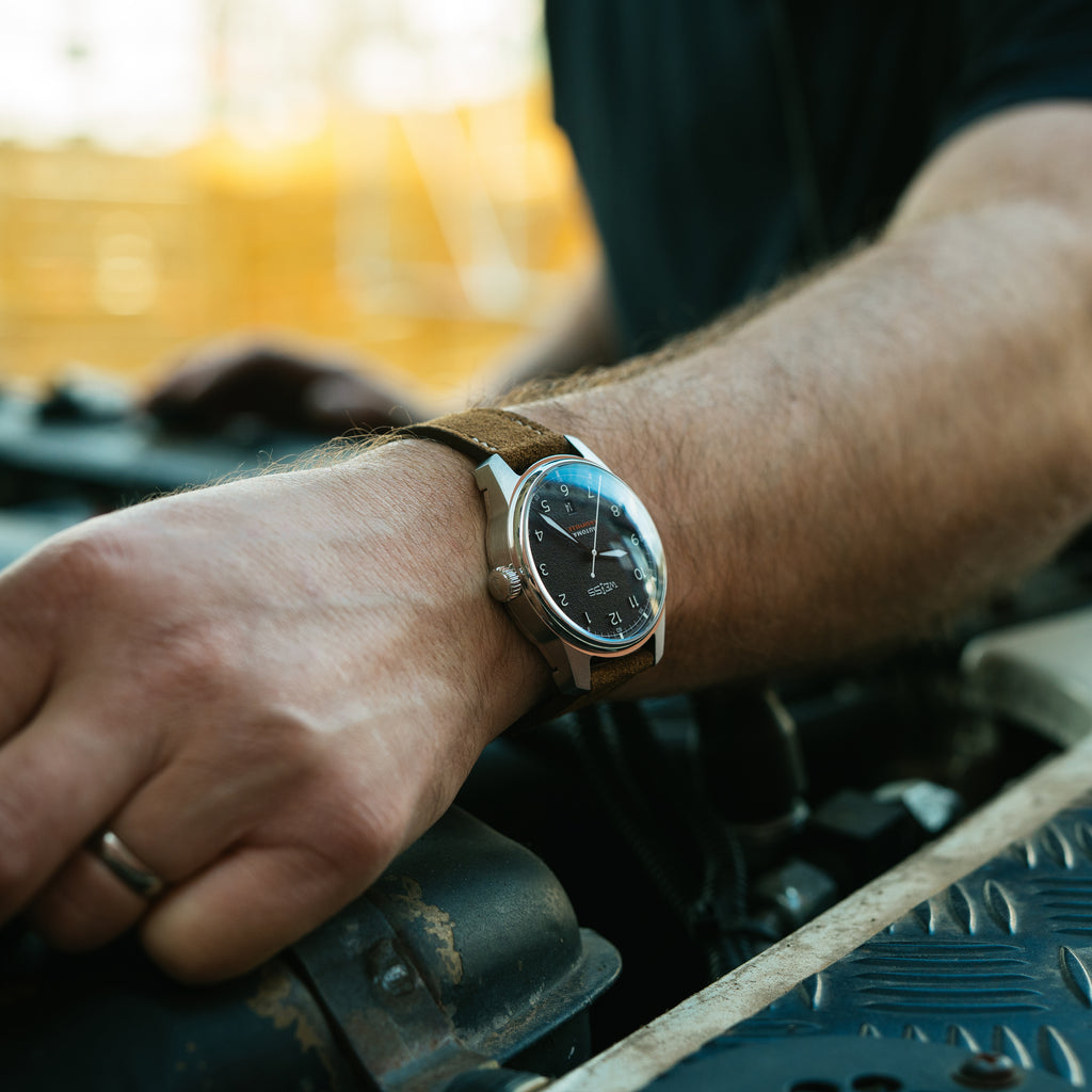 *Édition limitée* Montre de terrain automatique standard en titane 38 mm avec date : cadran noir texturé