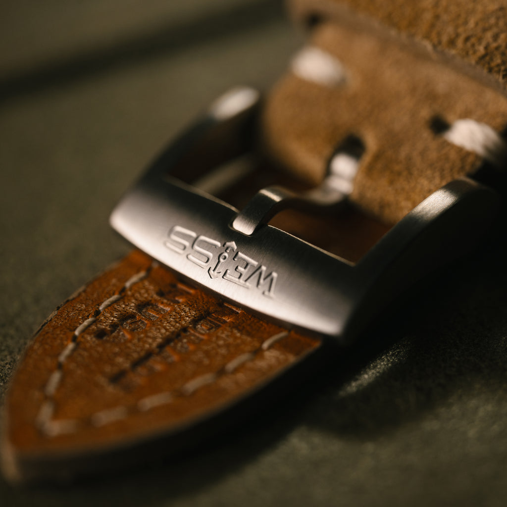 *Édition limitée* Montre de terrain automatique standard en titane 38 mm avec date : cadran noir texturé