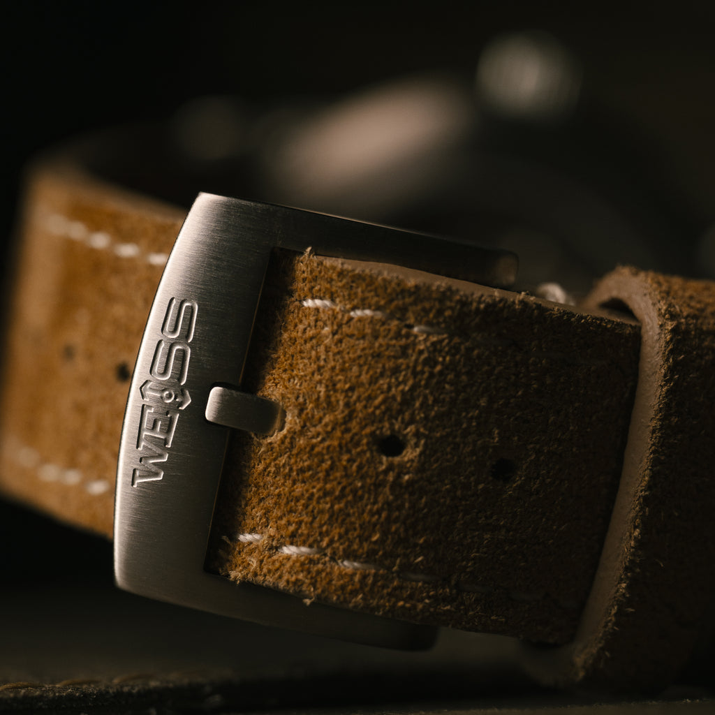 *Édition limitée* Montre de terrain automatique standard en titane 38 mm avec date : cadran noir texturé