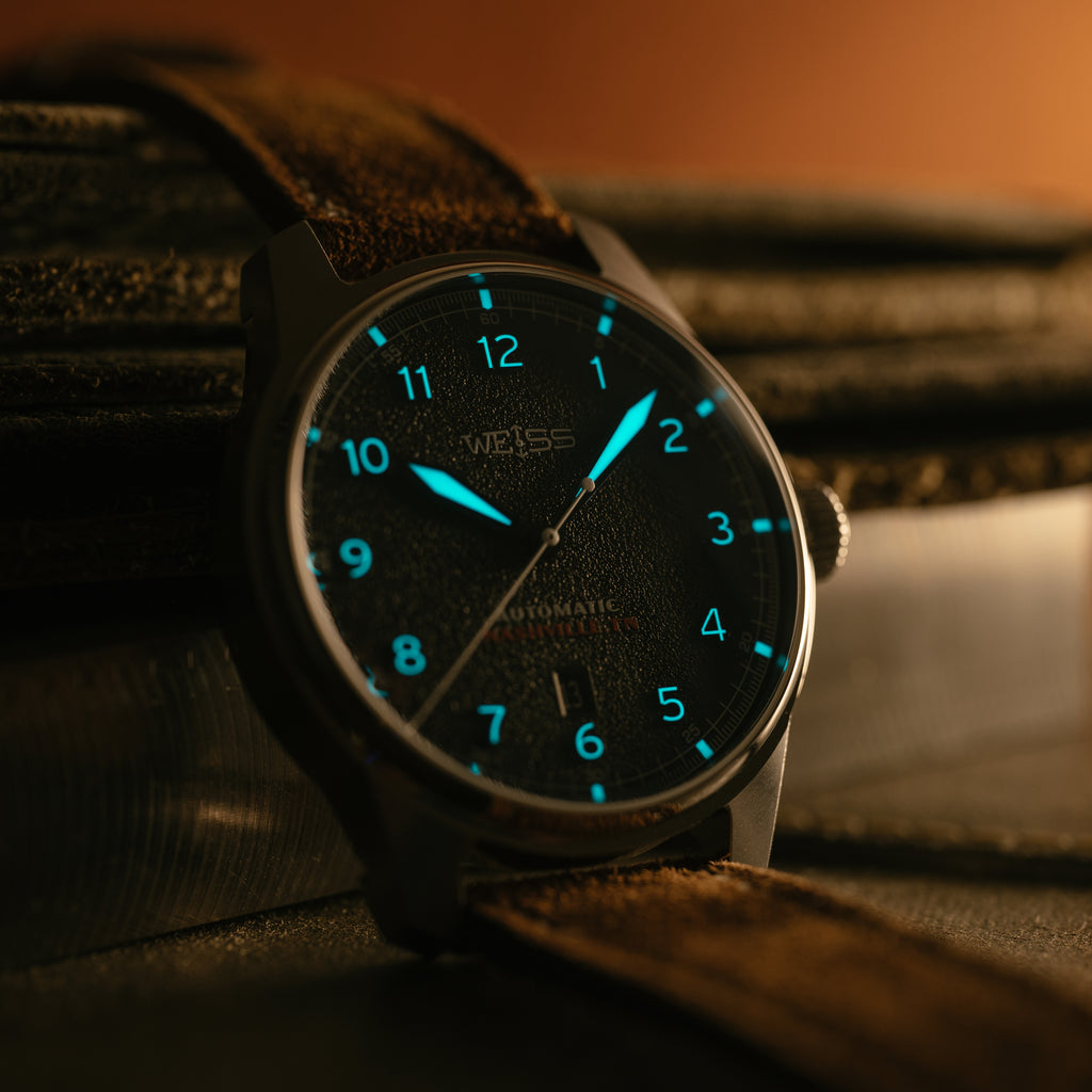 *Édition limitée* Montre de terrain automatique standard en titane 38 mm avec date : cadran noir texturé