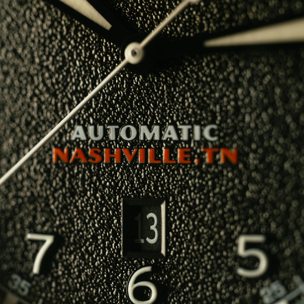 *Édition limitée* Montre de terrain automatique standard en titane 38 mm avec date : cadran noir texturé