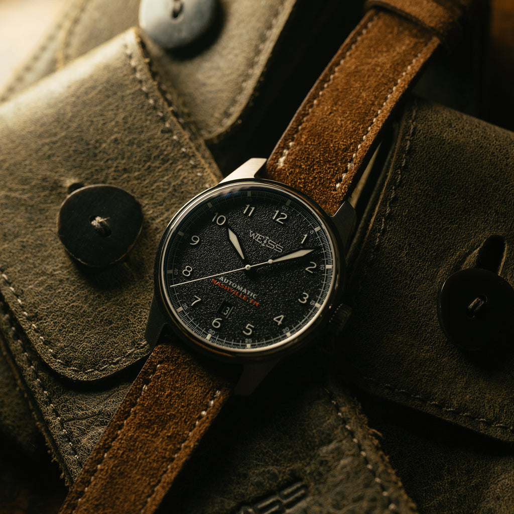 *Édition limitée* Montre de terrain automatique standard en titane 38 mm avec date : cadran noir texturé