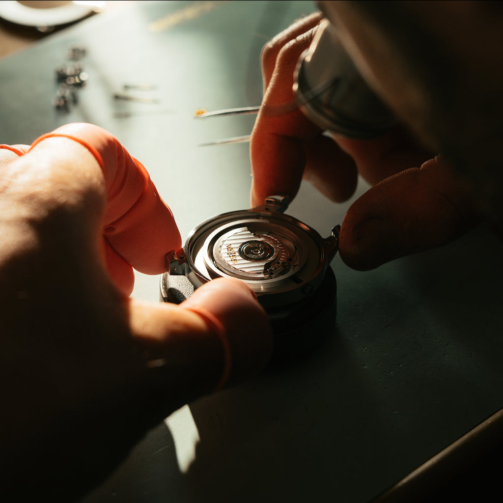 *Édition limitée* Montre de terrain automatique standard en titane 38 mm avec date : cadran noir texturé