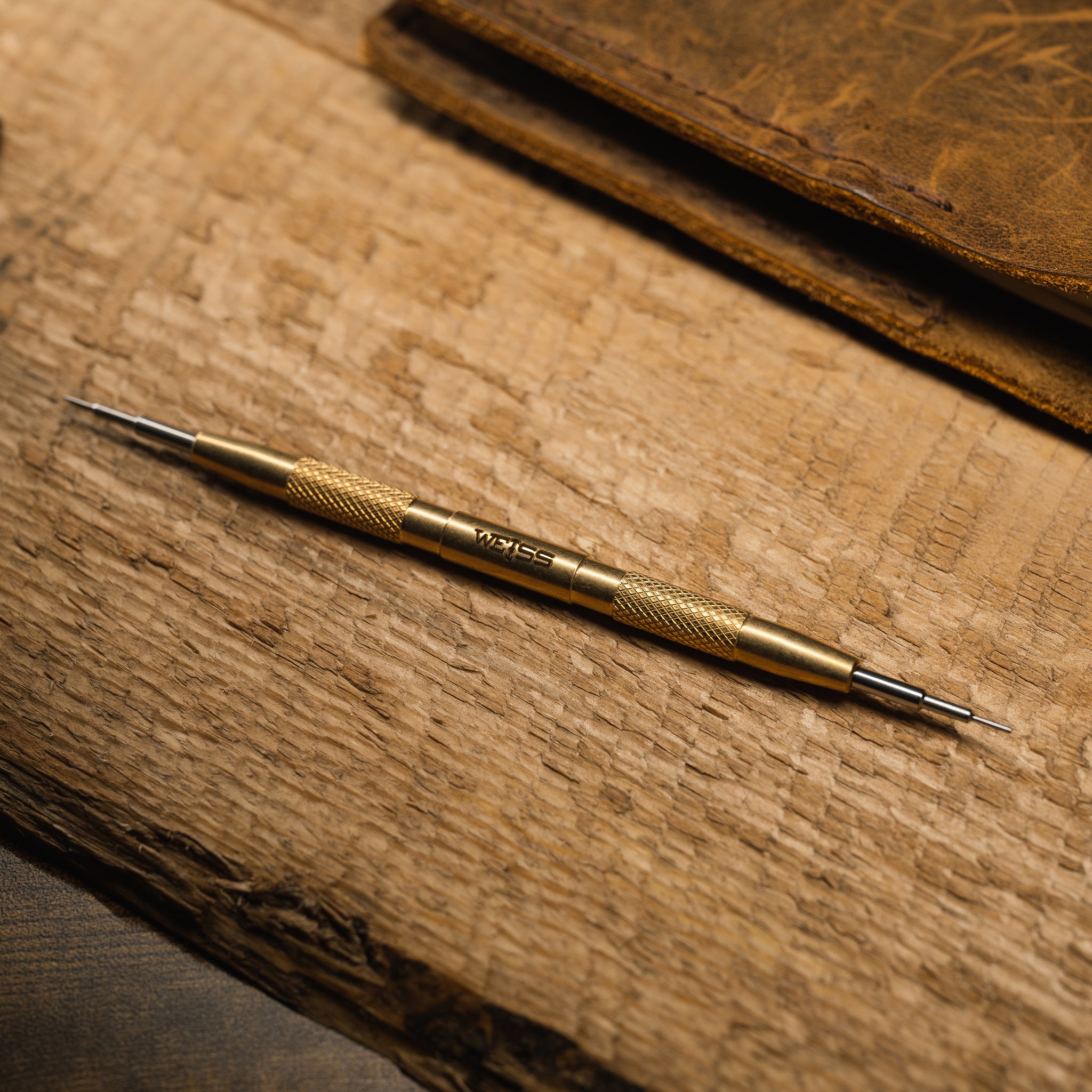 Handgefertigtes Werkzeug zum Wechseln des Federstegbands