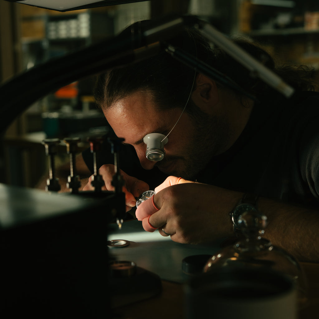 *Édition limitée* Montre de terrain automatique standard en titane 38 mm avec date : cadran noir texturé