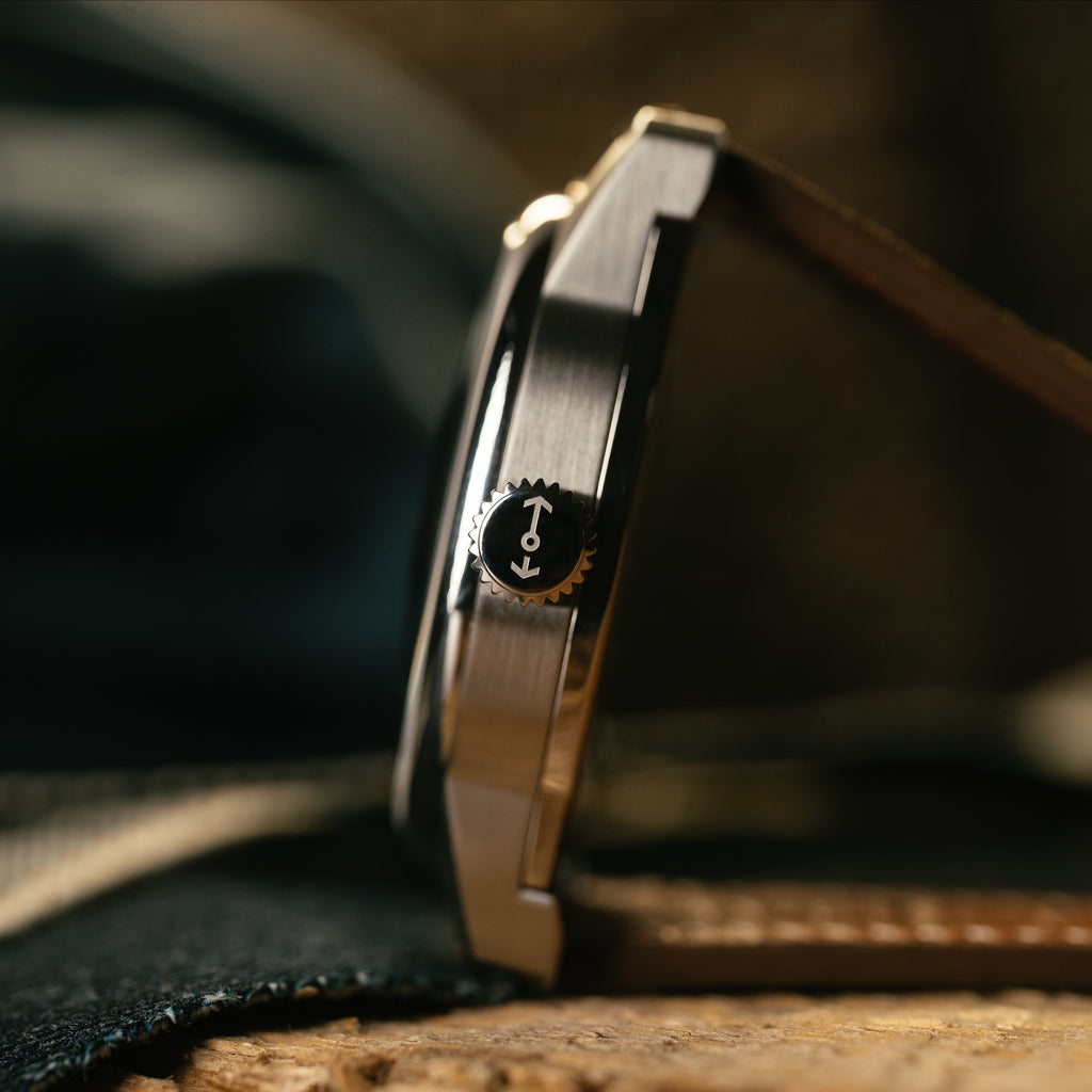 *Limitierte Auflage* Automatische Standard-Felduhr aus Titan, 38 mm, mit Datum: Strukturiertes schwarzes Zifferblatt