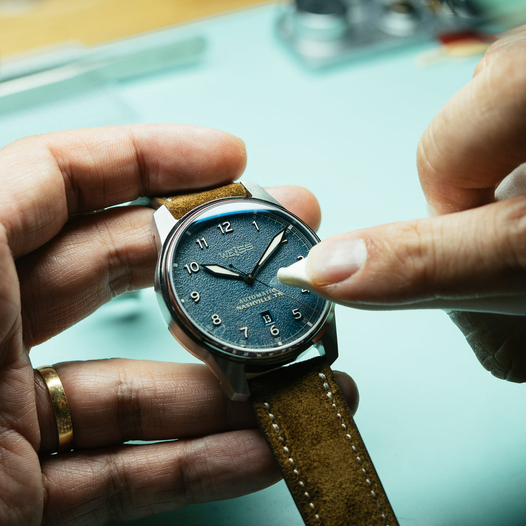 *Limitierte Auflage* Automatische Standard-Felduhr aus Titan, 38 mm, mit Datum: Strukturiertes schwarzes Zifferblatt