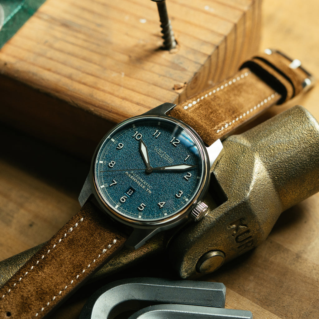 *Limitierte Auflage* Automatische Standard-Felduhr aus Titan, 38 mm, mit Datum: Strukturiertes schwarzes Zifferblatt