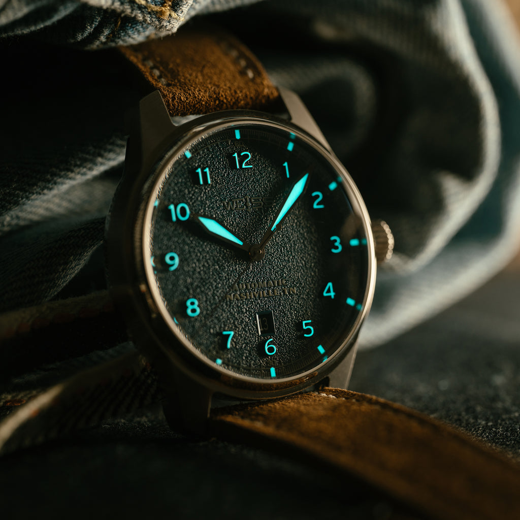 *Limitierte Auflage* Automatische Standard-Felduhr aus Titan, 38 mm, mit Datum: Strukturiertes schwarzes Zifferblatt