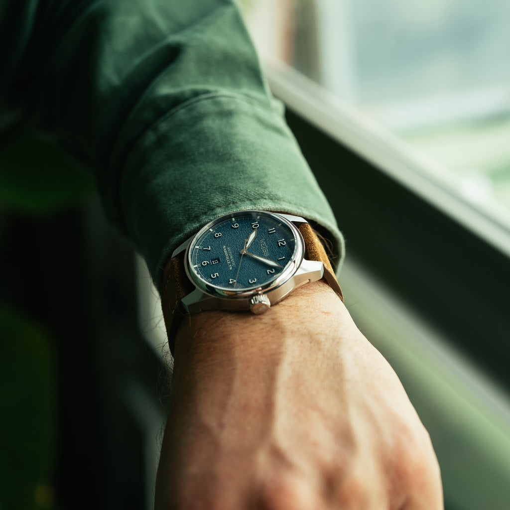 *Limitierte Auflage* Automatische Standard-Felduhr aus Titan, 38 mm, mit Datum: Strukturiertes schwarzes Zifferblatt