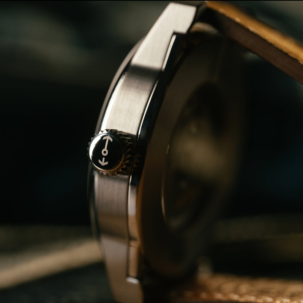 *Limitierte Auflage* Automatische Standard-Felduhr aus Titan, 38 mm, mit Datum: Strukturiertes schwarzes Zifferblatt