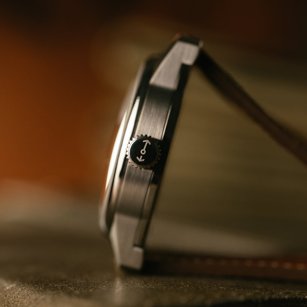 *Édition limitée* Montre de terrain automatique standard en titane 38 mm avec date : cadran noir texturé