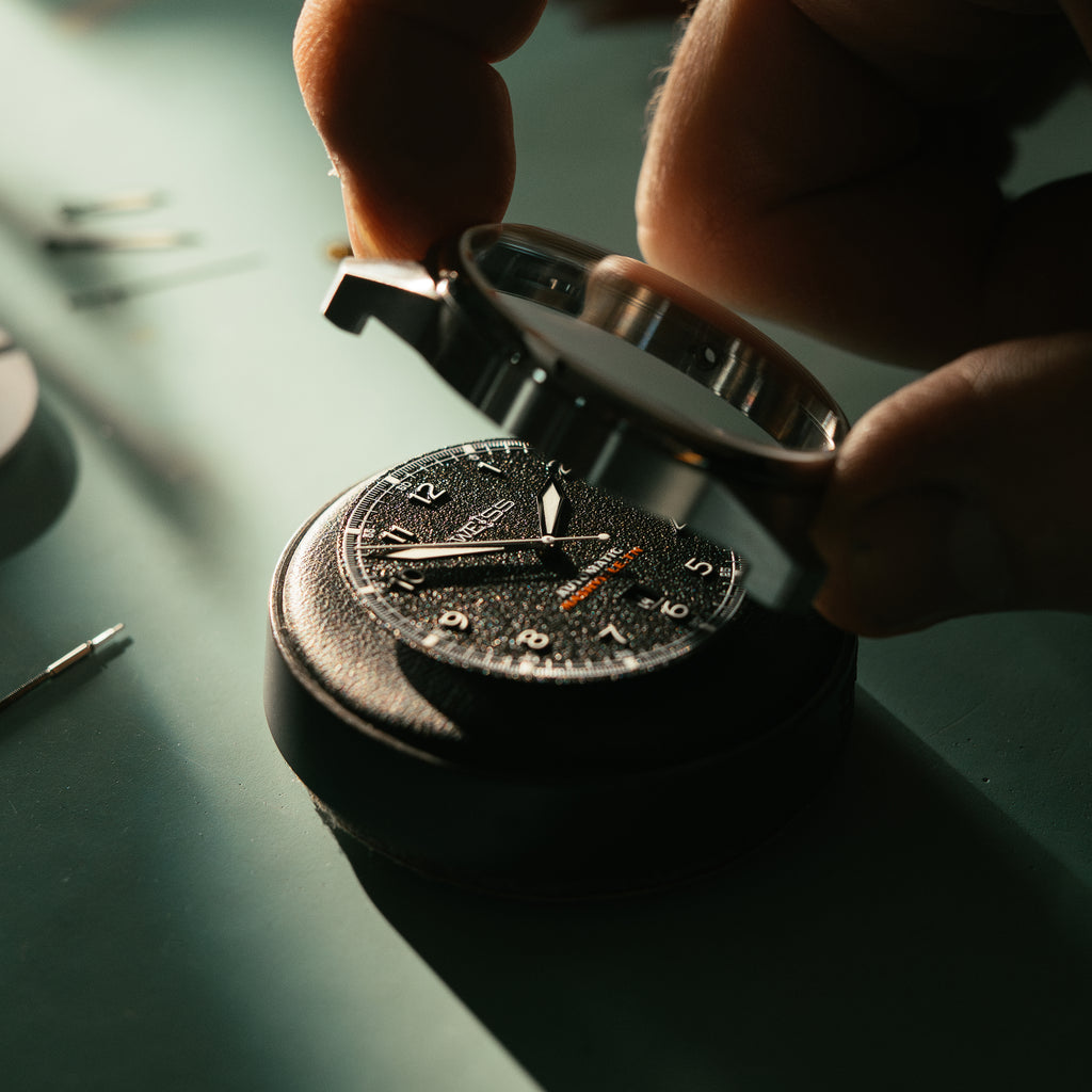 *Édition limitée* Montre de terrain automatique standard en titane 38 mm avec date : cadran noir texturé