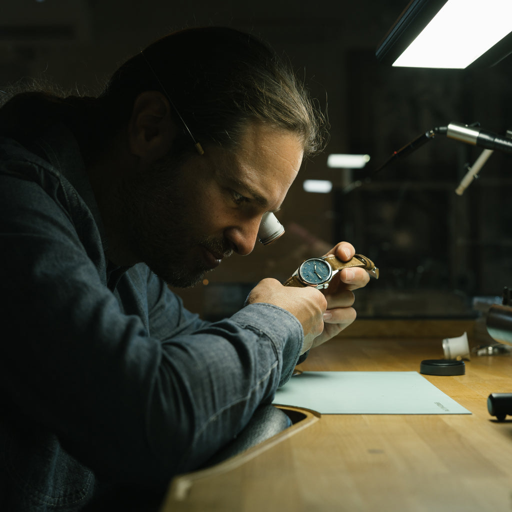 *Limitierte Auflage* Automatische Standard-Felduhr aus Titan, 38 mm, mit Datum: Strukturiertes schwarzes Zifferblatt