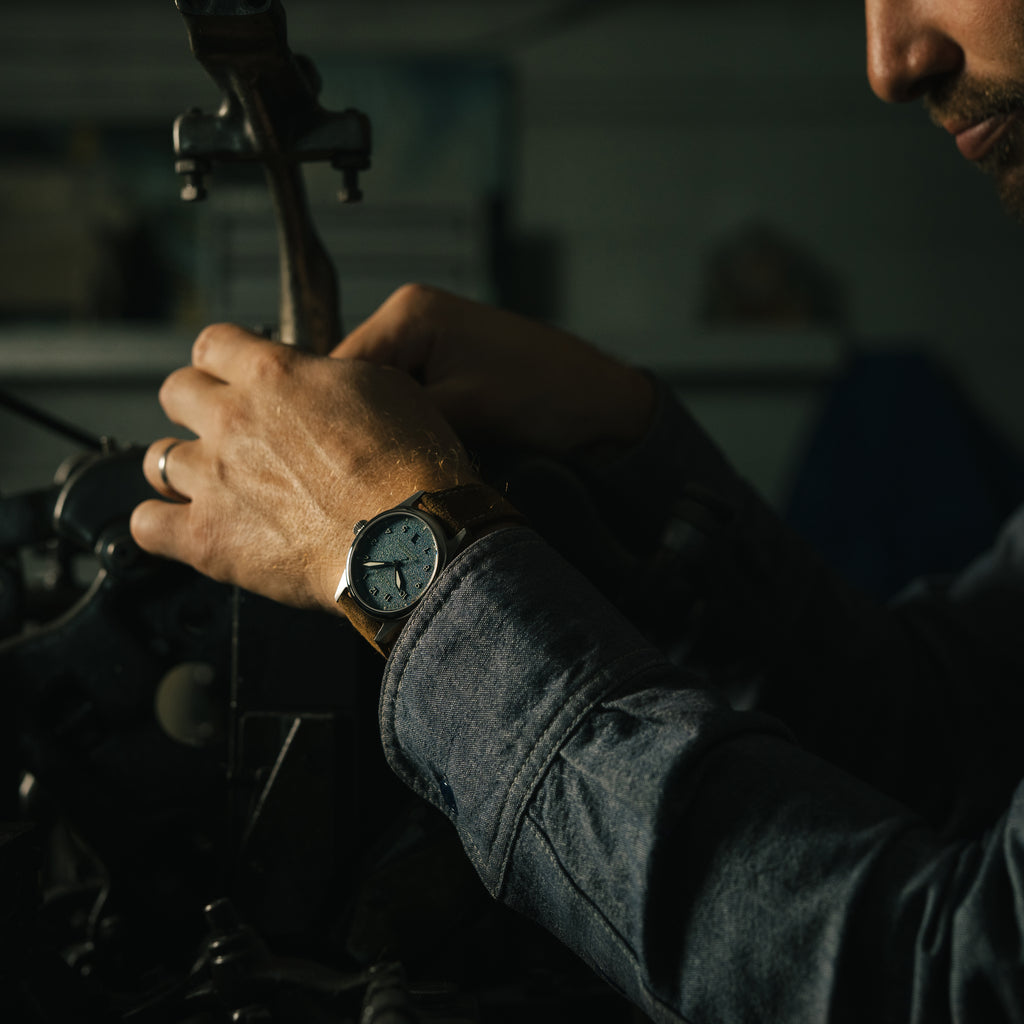 *Limitierte Auflage* Automatische Standard-Felduhr aus Titan, 38 mm, mit Datum: Strukturiertes schwarzes Zifferblatt