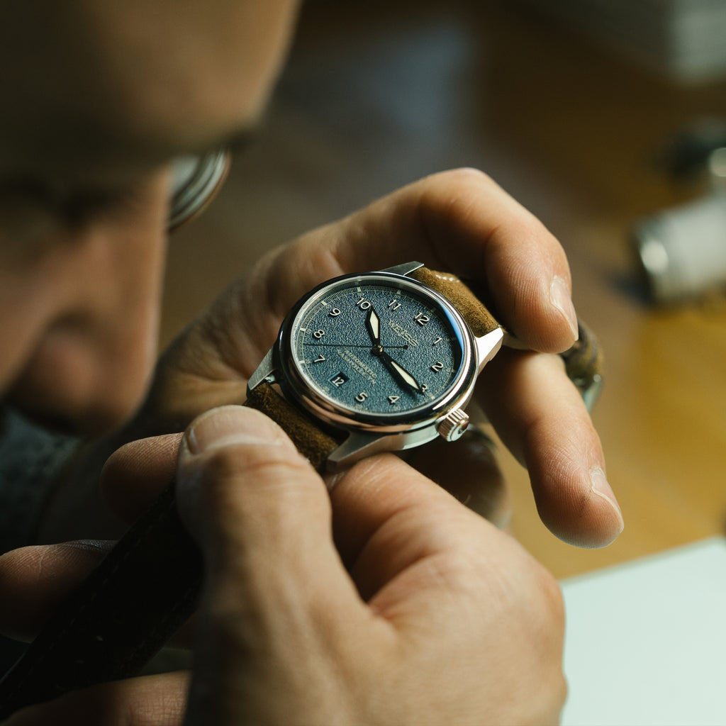 *Limitierte Auflage* Automatische Standard-Felduhr aus Titan, 38 mm, mit Datum: Strukturiertes schwarzes Zifferblatt