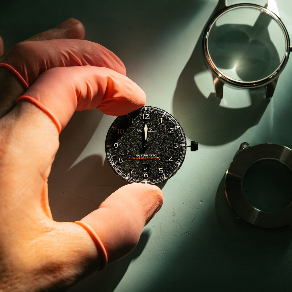 *Édition limitée* Montre de terrain automatique standard en titane 38 mm avec date : cadran noir texturé