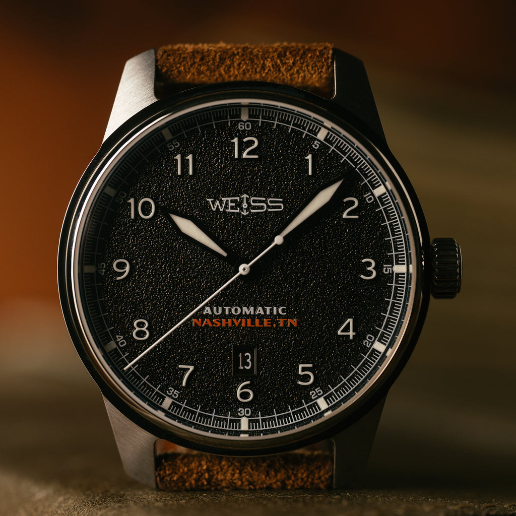 *Édition limitée* Montre de terrain automatique standard en titane 38 mm avec date : cadran noir texturé