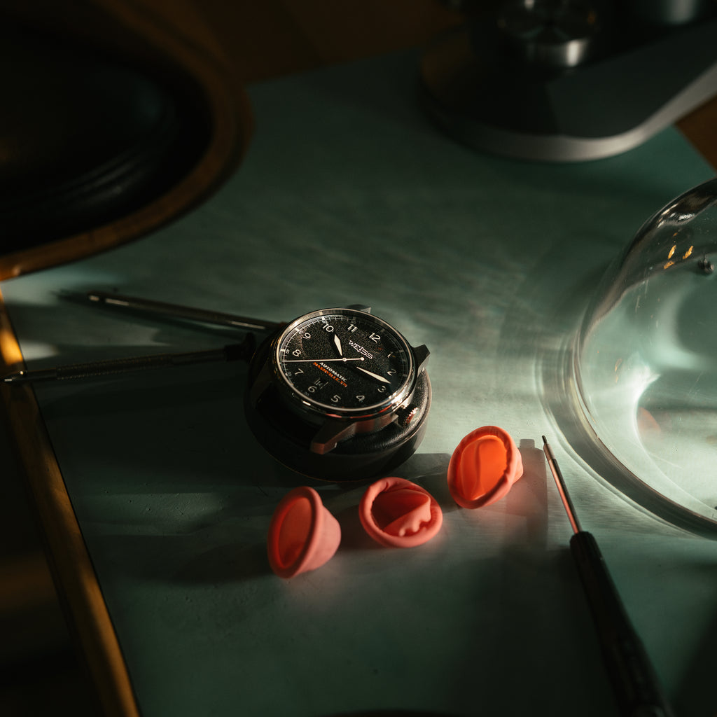 *Édition limitée* Montre de terrain automatique standard en titane 38 mm avec date : cadran noir texturé